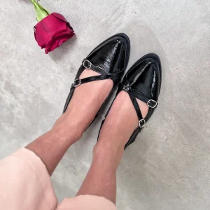 ZUECOS PILAR CHAROL NEGRO con 2 TIRAS CRUZADAS HEBILLAS - LINEA LUXURY