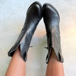 BOTAS TEXANAS NEGRAS MEDIA CAÑA BORDADA PUNTA FINA Mod.TULLY