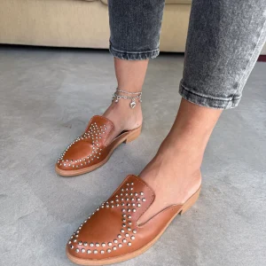 ZUECOS MERI SUELA SIMIL CUERO Tipo SLIPPERS ROCK con DETALLE de TACHAS