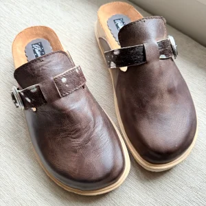 ZUECO en CUERO PUNTA REDONDA con TIRA y HEBILLA LATERAL CHOCOLATE