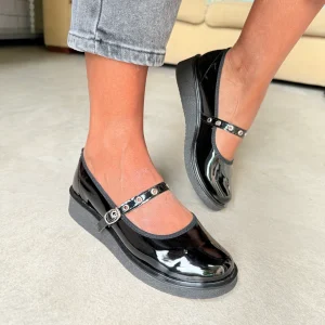 ASTER - ZAPATOS TACO CHINO con DETALLE en VINCHA con OJALILLOS al TONO NEGRO CHAROL